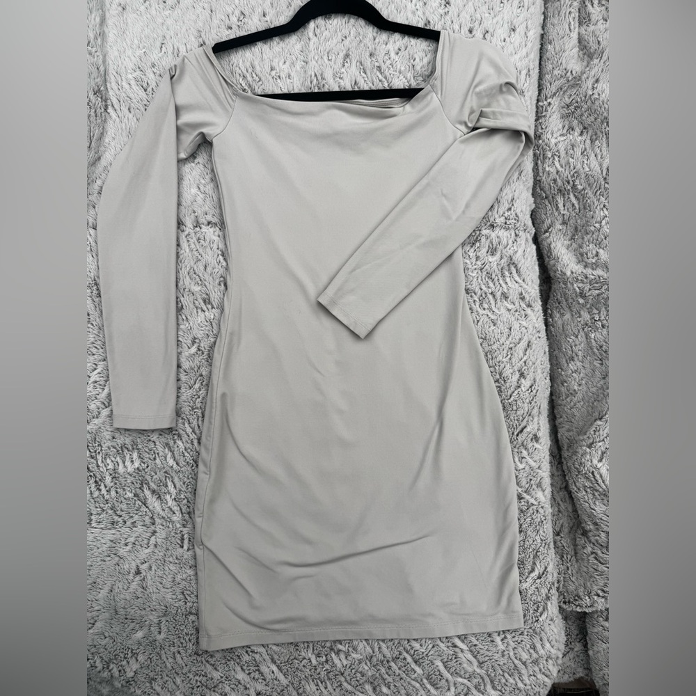 Aritzia Bodycon Dress. Pearl Colour